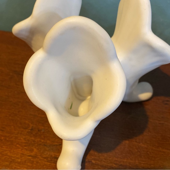 Pair Of  Van Briggle Pottery White Matte Cornocopia / Tulip Vases Candle Holders - Picture 8 of 9